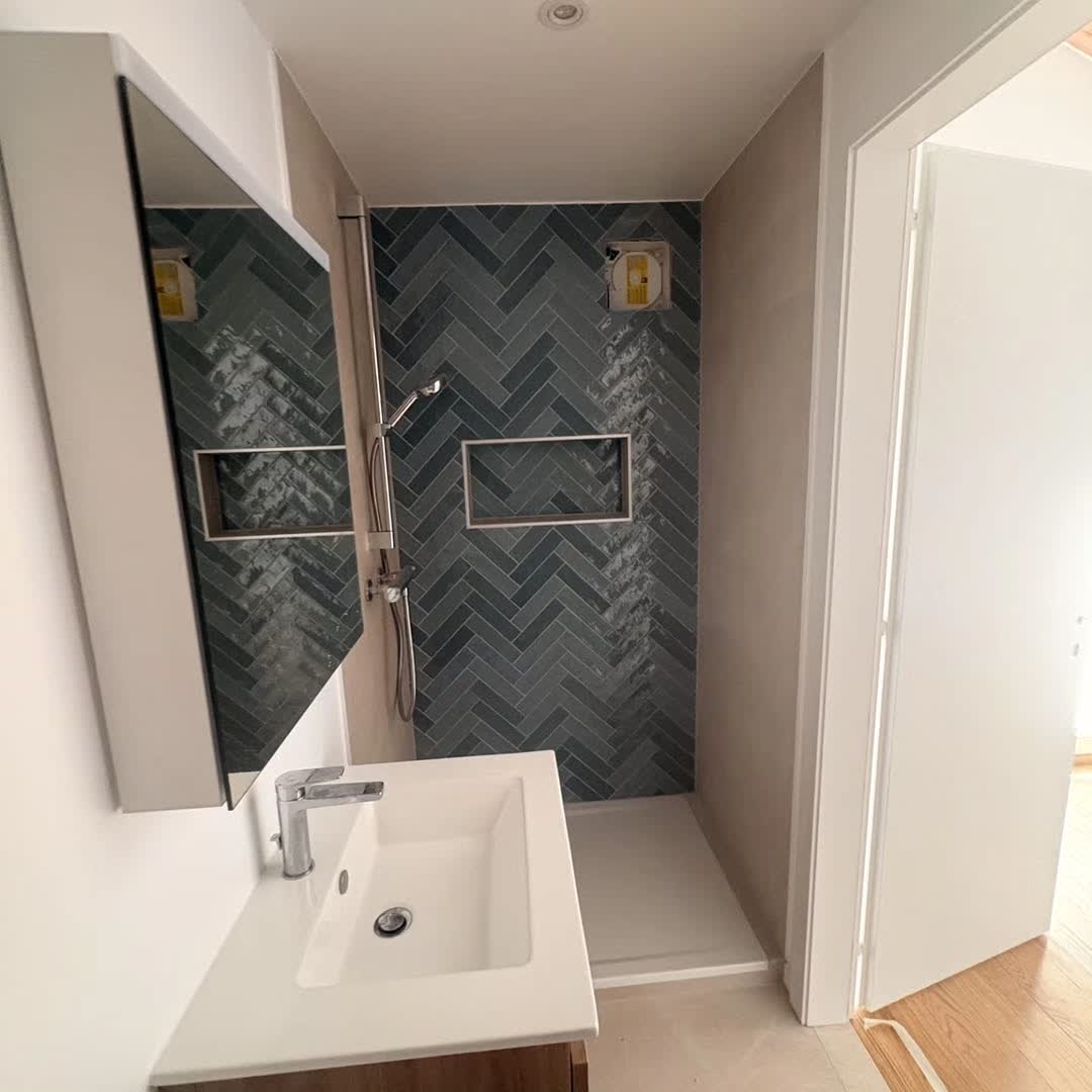 Douche à l'italienne — carrelage chevrons bleu ardoise