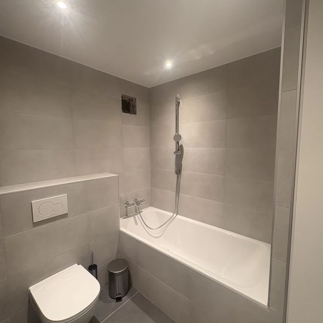 Baignoire encastrée et carrelage gris clair